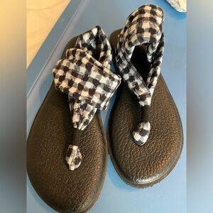 Sanuk Yoga slip on sandals black and white